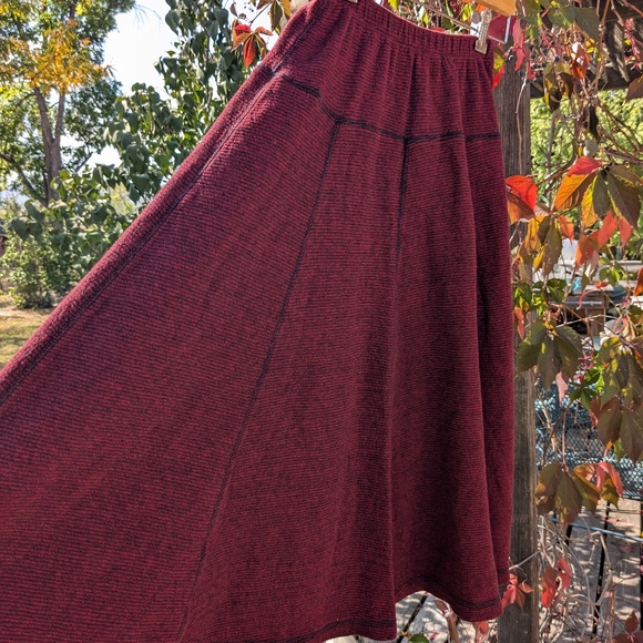 Deep Maroon ribbed fabric wide bell panel skirt - Picture 5 of 10